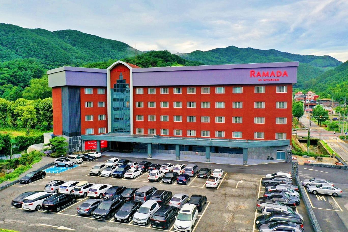 Hotel Ramada By Wyndham Suanbo à Chungju Extérieur photo
