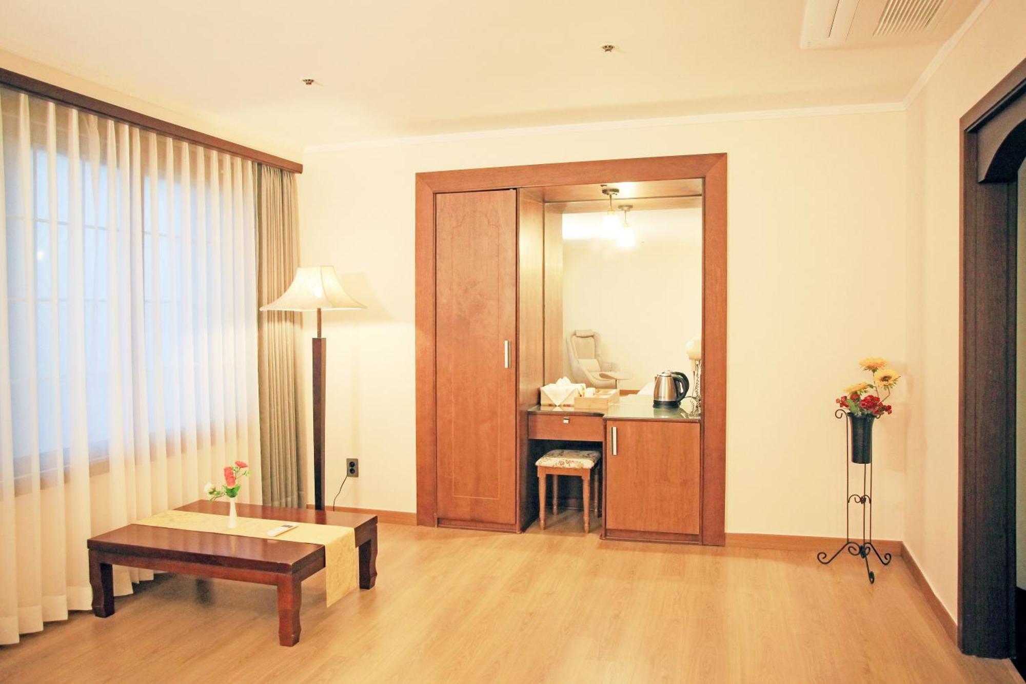 Hotel Ramada By Wyndham Suanbo à Chungju Extérieur photo