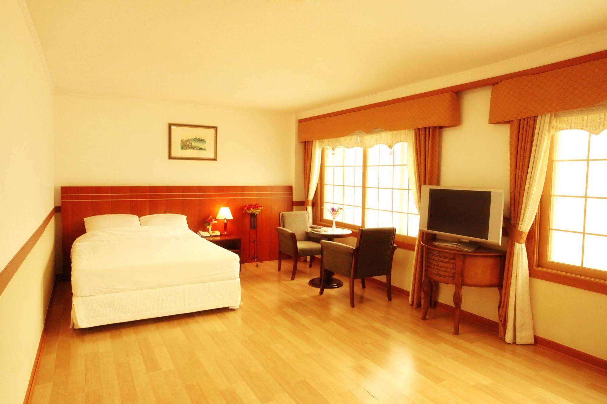 Hotel Ramada By Wyndham Suanbo à Chungju Extérieur photo